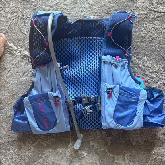 Nathan Women's Vapor Airess 3.0 Hydration Vest - 2025 NWT FITS L-XXL - Picture 10 of 13